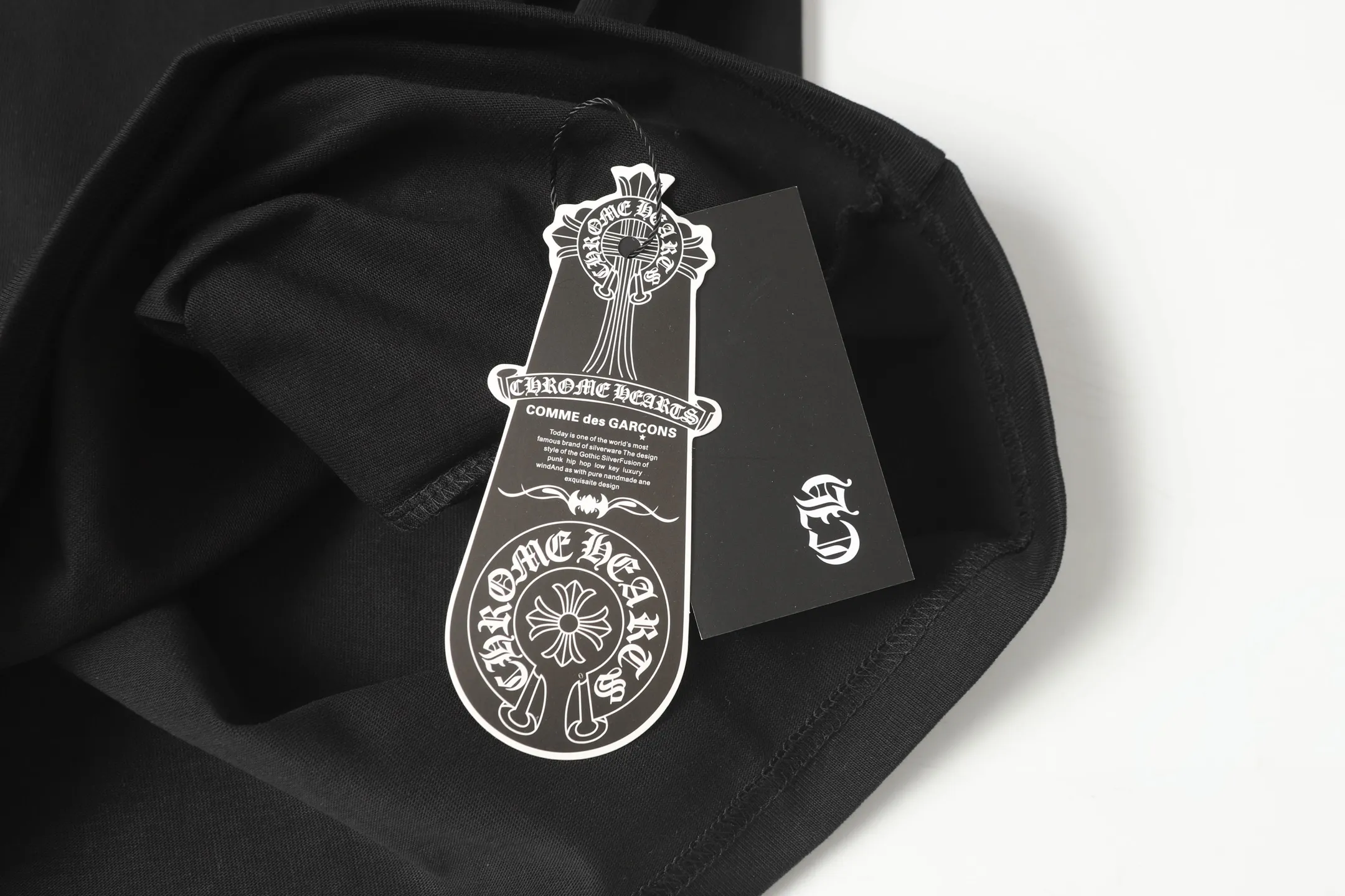 P170 Chrome Hearts CH Chrome Hearts Sanskrit cross printed short-sleeved T-shirt Printed by direct injection imported machine Hardware and accessories are all milled and customized Correctly configured Black 2025 Chrome Hearts authentic packaging 280 grams of custom-dyed double-yarn cotton Large version Loose and stylish Differentiated from lower versions, slim and long version with upper body and lower hips 100% commitment: top quality No fast food The highest version on the market Top quality - different from the ordinary versions on the market If you care about quality You must also respect the price. Absolutely zero after-sales service. The return rate so far is 0. It’s hard not to love the style. - 280g double yarn cotton custom-dyed fabric. - Correct high-density main mark. Washed tag. Hand-sewn.